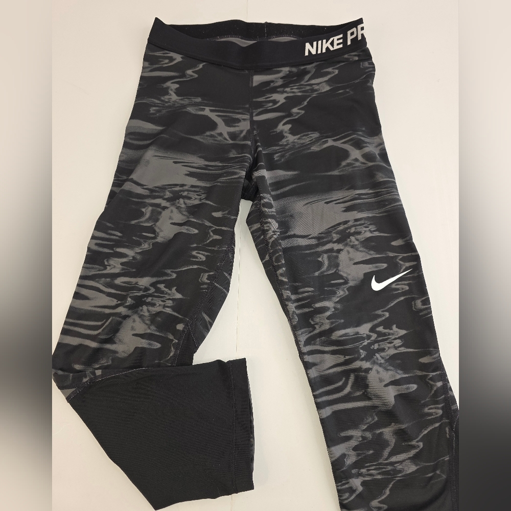 Nike Pro Dri-Fit Women's Capri Leggings Black Grey Camo Size Medium C-2294